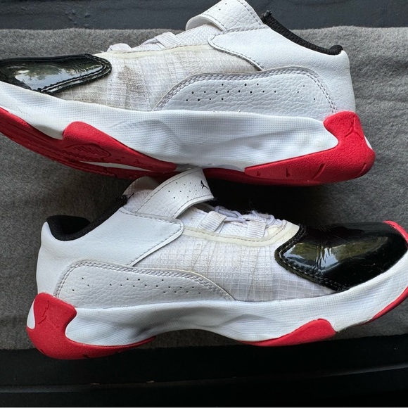 Kids Jordan’s 2.5Y - Picture 3 of 4